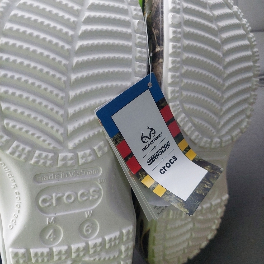 New With Tags Nascar Crocs W/ Cup Holder M4 W6 Nascar + Realtree - Picture 4 of 8